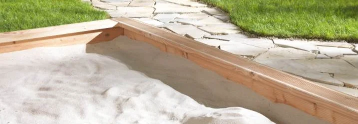 Leerer Sandkasten aus Holz